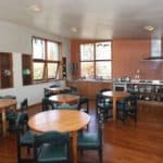 on top backpackers dunedin kitchen dining